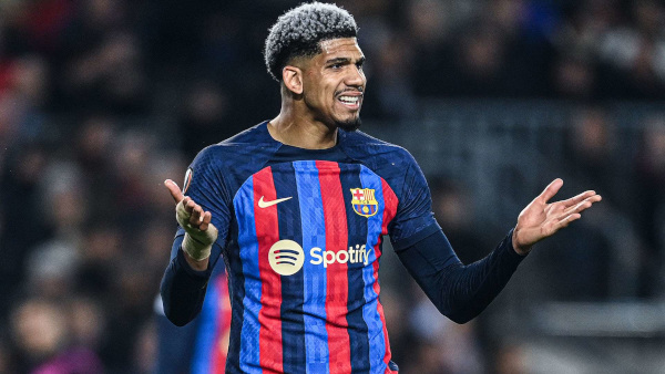 Obraz Ronalda Araujo, piłkarza barcelony.
